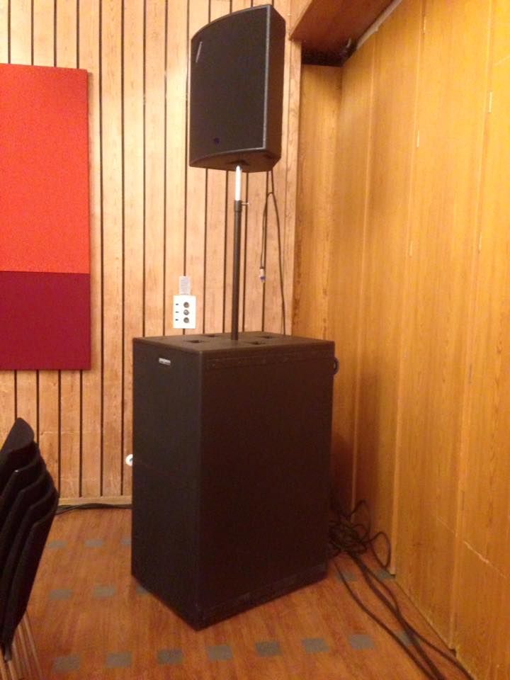 Riggning för modevisning på Gamleby Folkhögskola