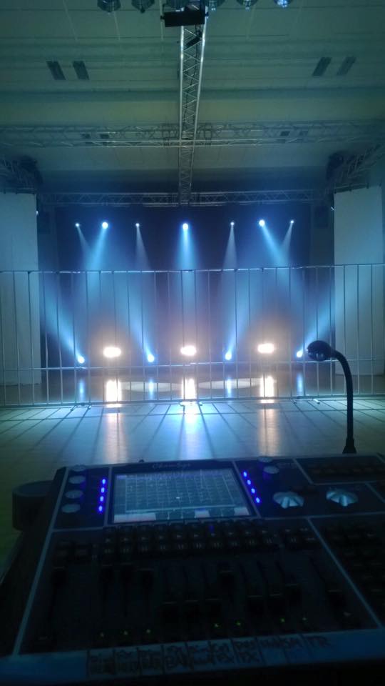 Ljusprogrammering inför dansuppvisning